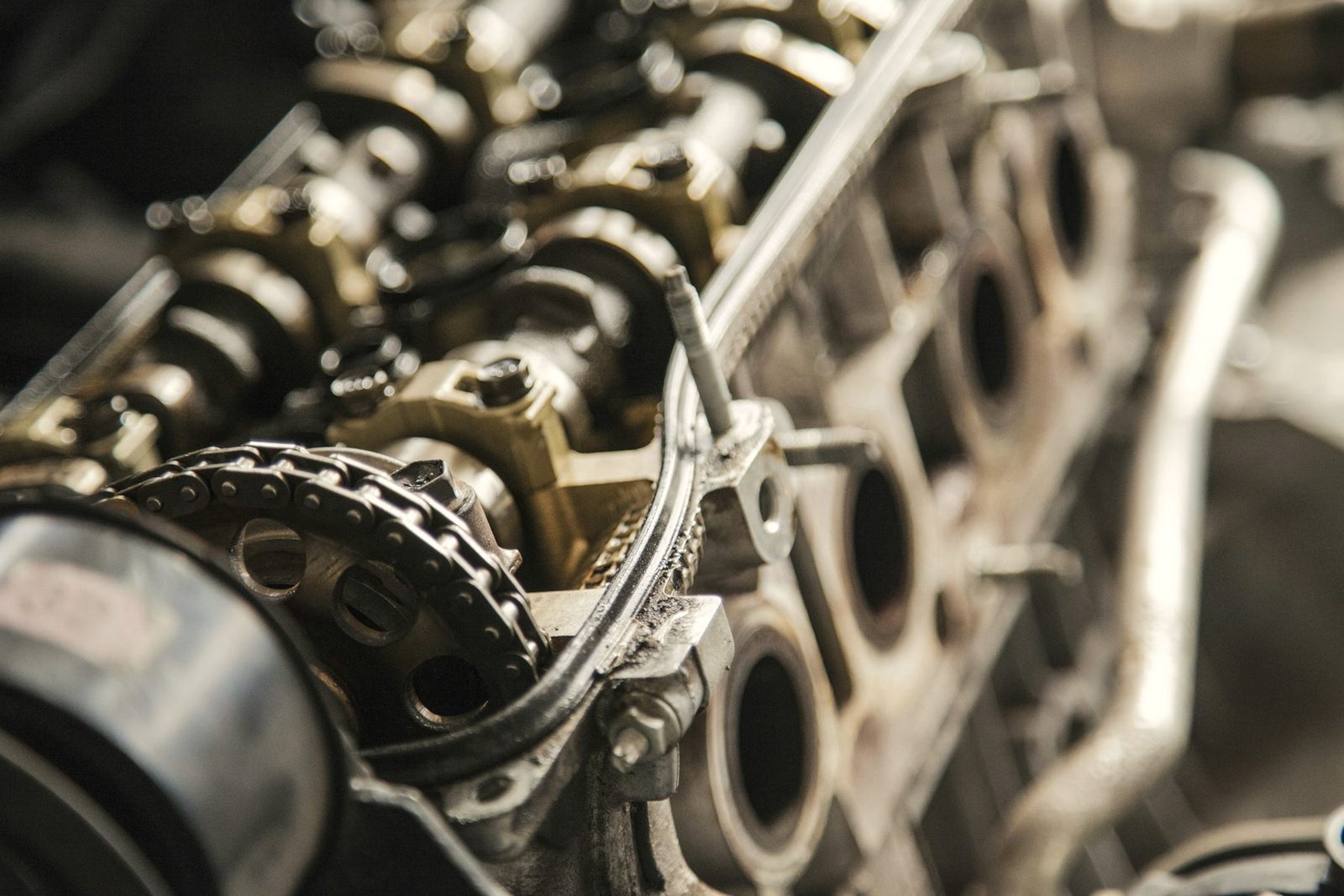 Timing chain and open cylinder head of an engine on a bench